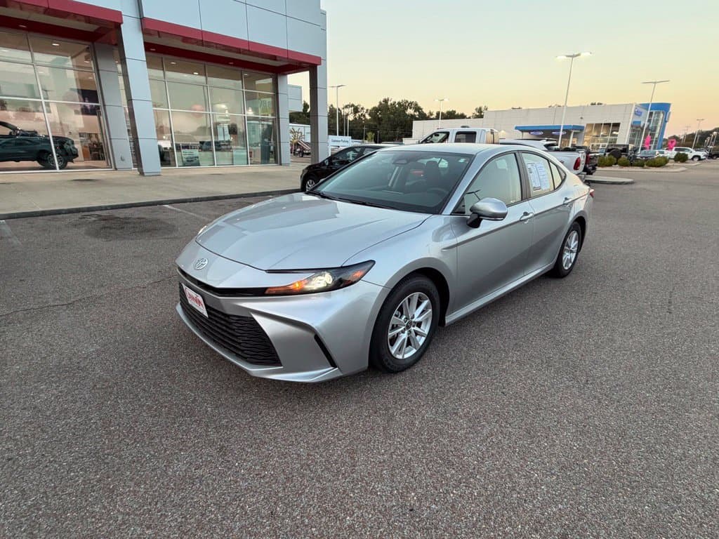 2025 Toyota Camry LE — photo 1 of 40