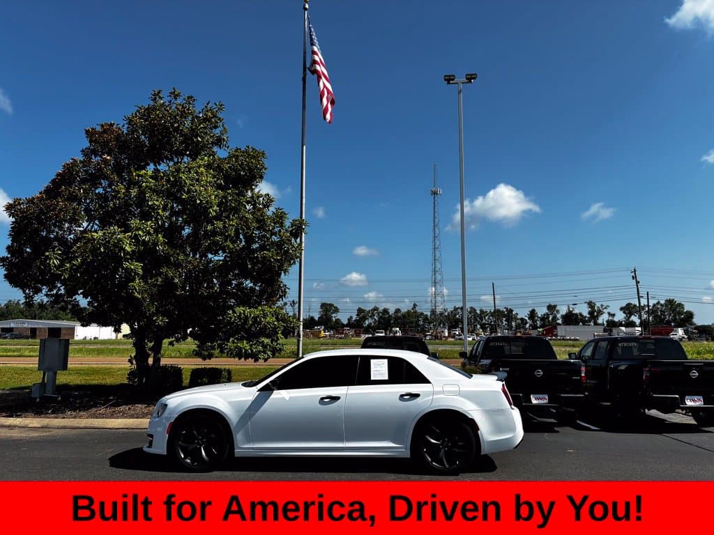 2021 Chrysler 300 Base — photo 1 of 16