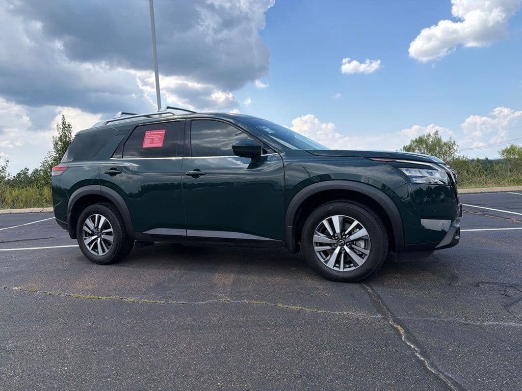 2025 Nissan Pathfinder SL — photo 1 of 28