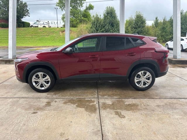 2024 Chevrolet Trax LS — photo 1 of 21