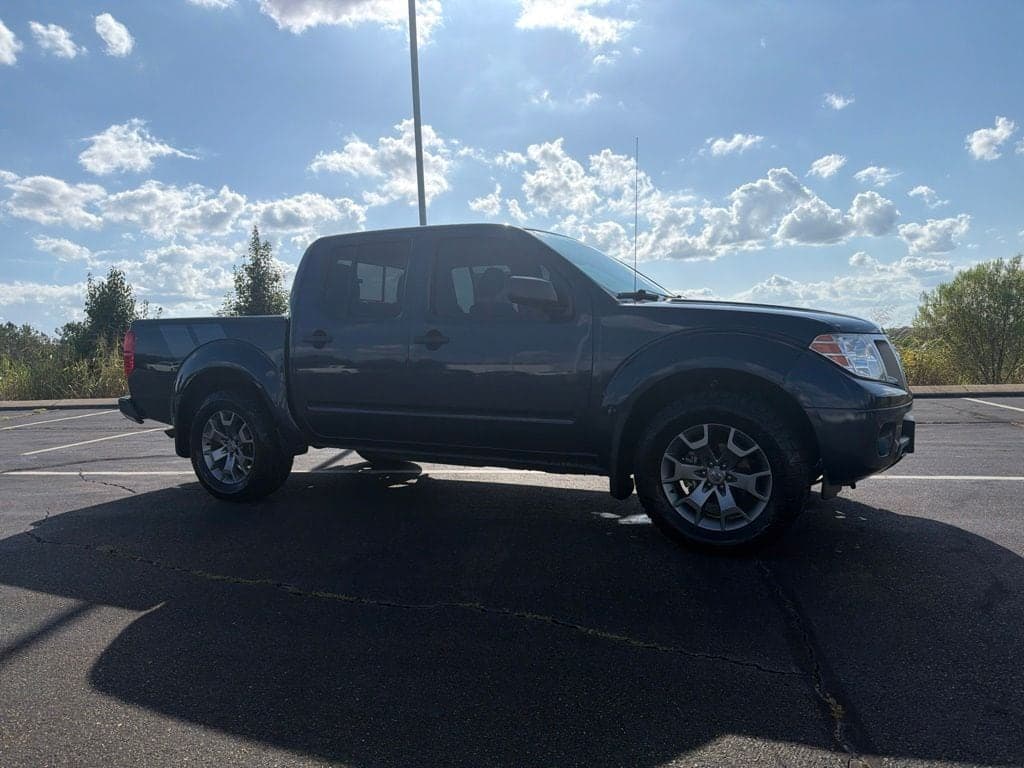 2021 Nissan Frontier SV — photo 1 of 25