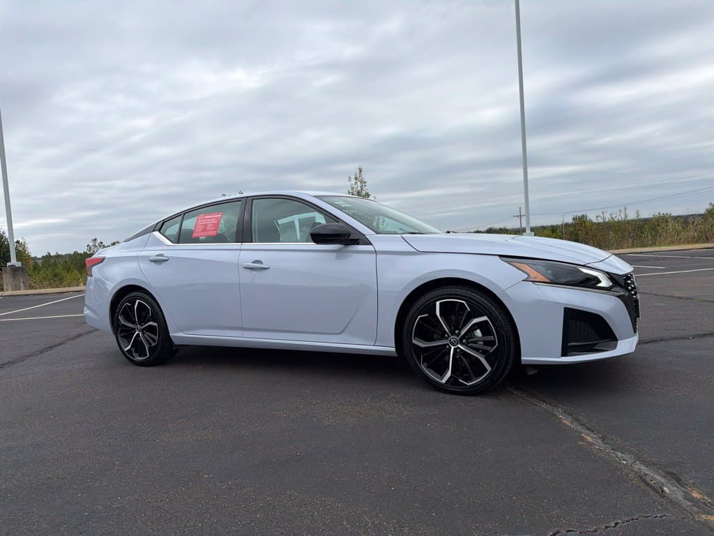 2025 Nissan Altima SR — photo 1 of 26