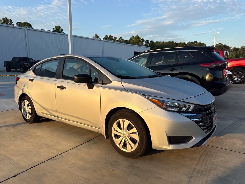 2025 Nissan Versa Base — photo 1 of 15