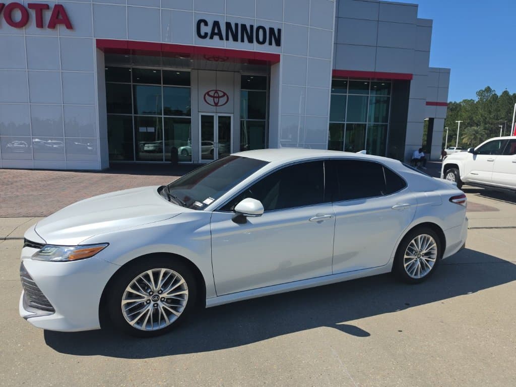 2020 Toyota Camry XLE — photo 1 of 13