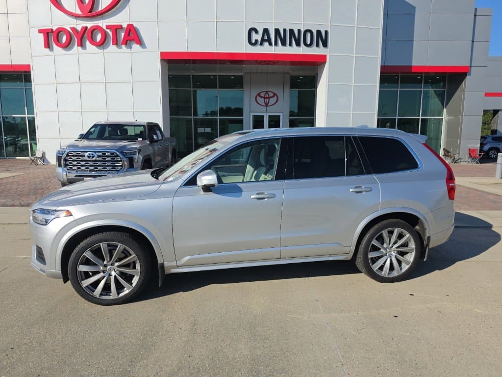 2021 Volvo XC90 Momentum — photo 1 of 11
