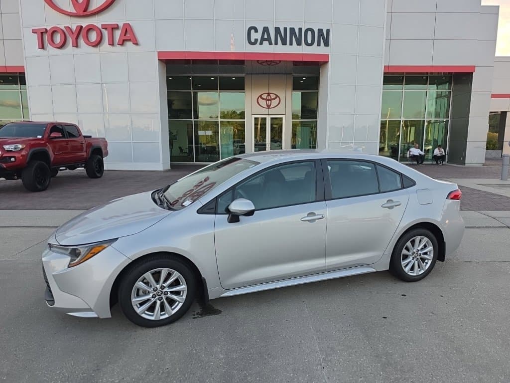 2025 Toyota Corolla LE — photo 1 of 12