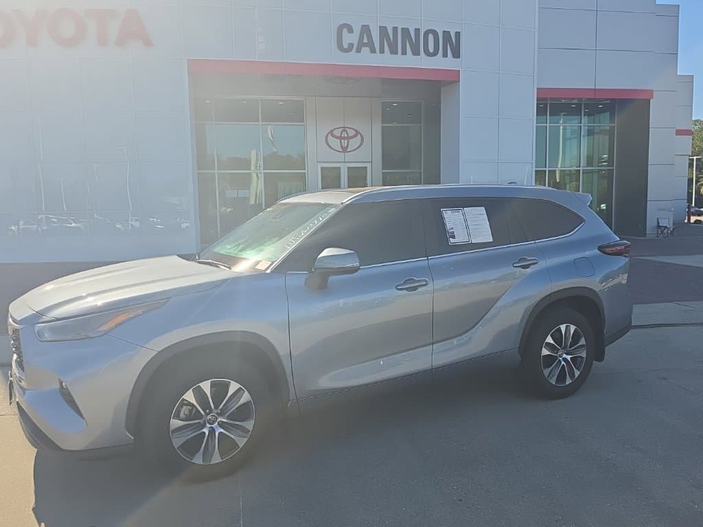 2024 Toyota Highlander XLE — photo 1 of 12