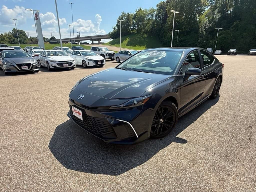 2026 Toyota Camry SE — photo 1 of 40