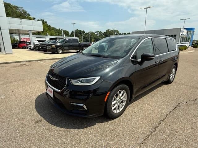 2023 Chrysler Pacifica Touring L — photo 1 of 40