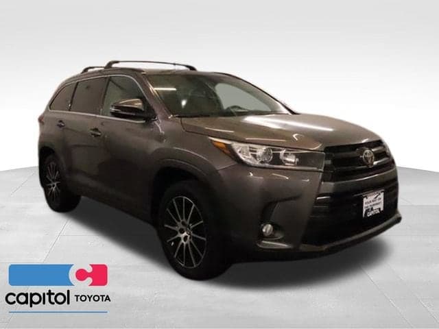 2017 Toyota Highlander SE — photo 1 of 36