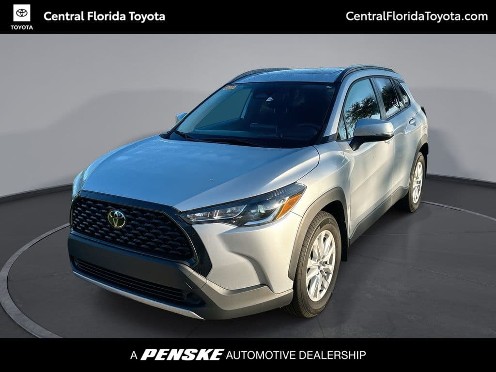 2024 Toyota Corolla Cross LE — photo 1 of 35