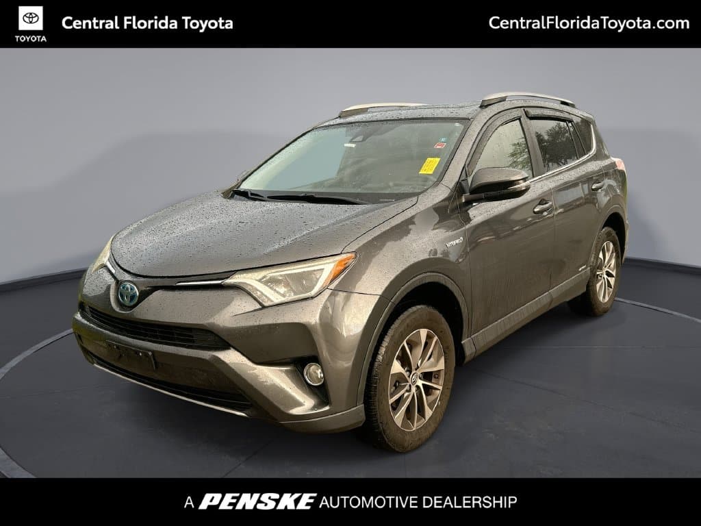 2017 Toyota RAV4 Hybrid XLE — photo 1 of 33