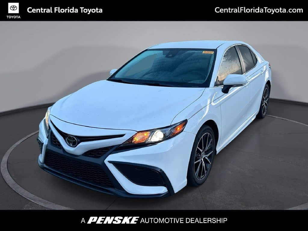2024 Toyota Camry SE — photo 1 of 32