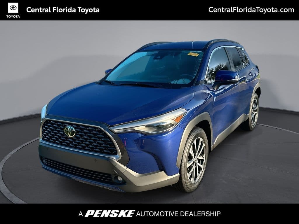 2022 Toyota Corolla Cross XLE — photo 1 of 35