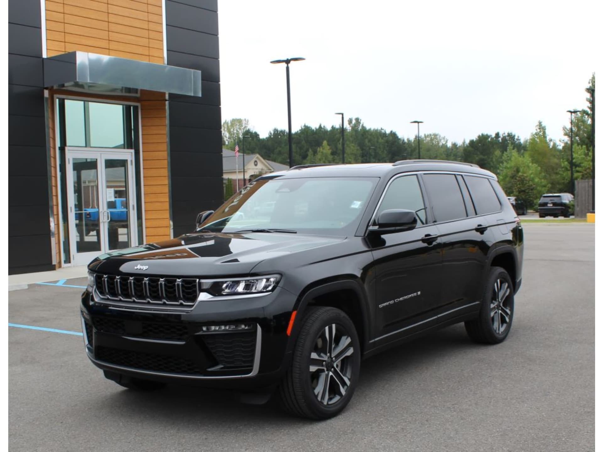 2027 Jeep Grand Cherokee L Limited — photo 1 of 39