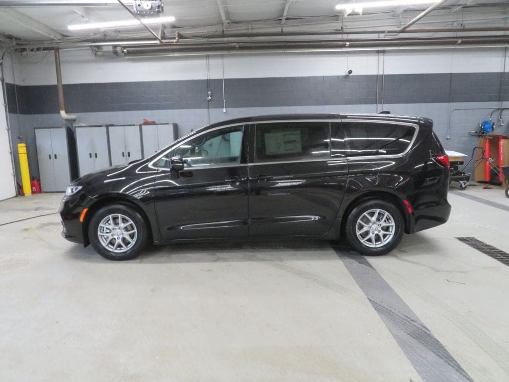 2026 Chrysler Pacifica SELECT — photo 1 of 13