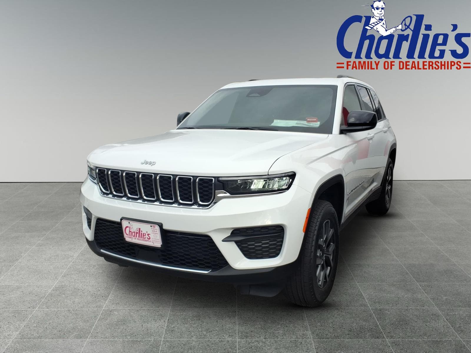 2027 Jeep Grand Cherokee Laredo — photo 1 of 21