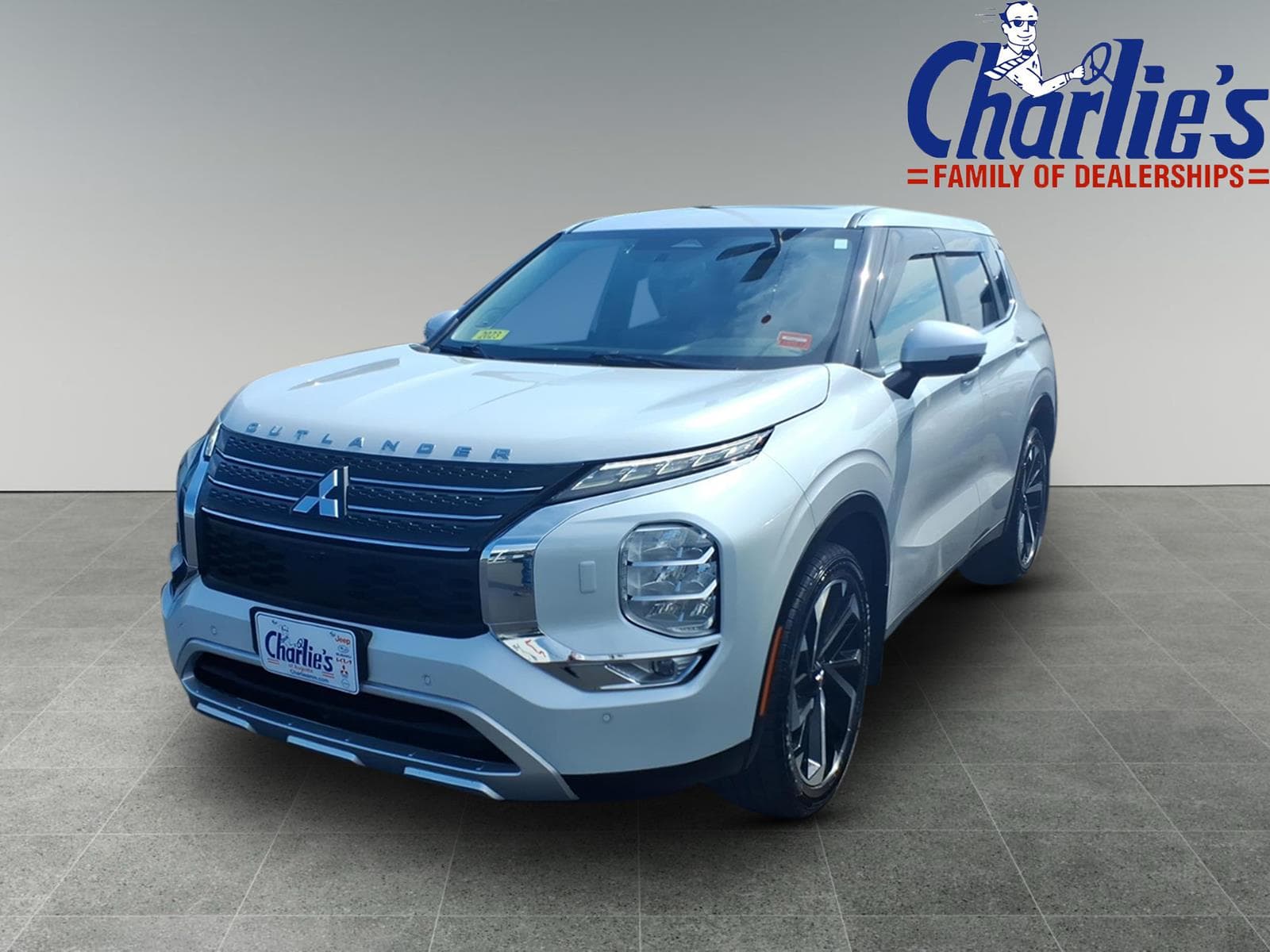2023 Mitsubishi Outlander Base — photo 1 of 9