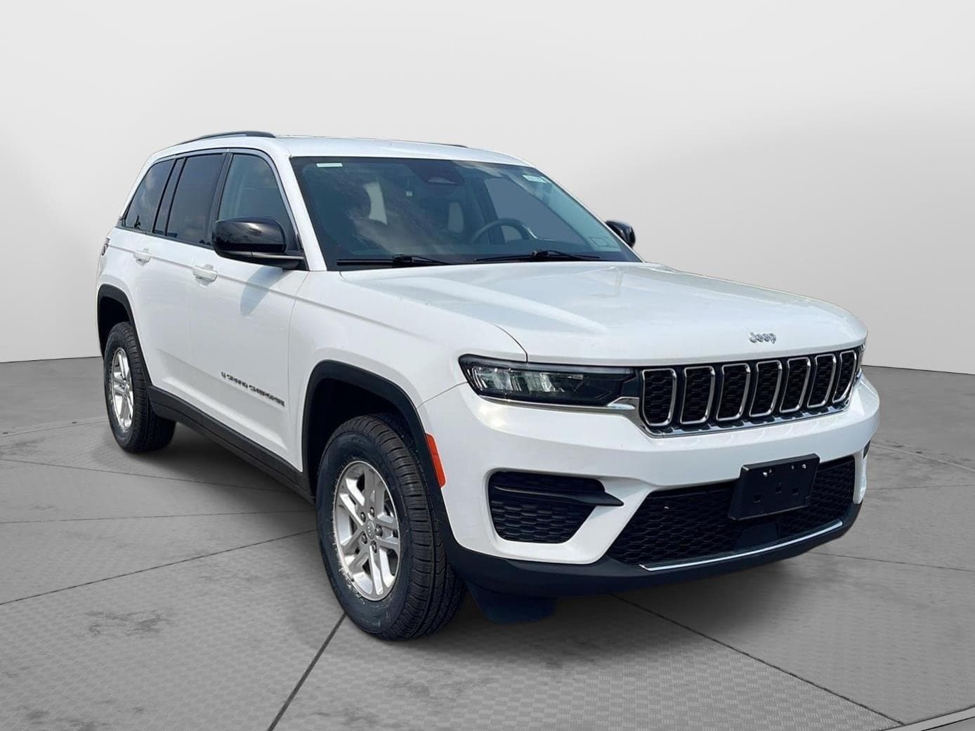 2023 Jeep Grand Cherokee Laredo — photo 1 of 18