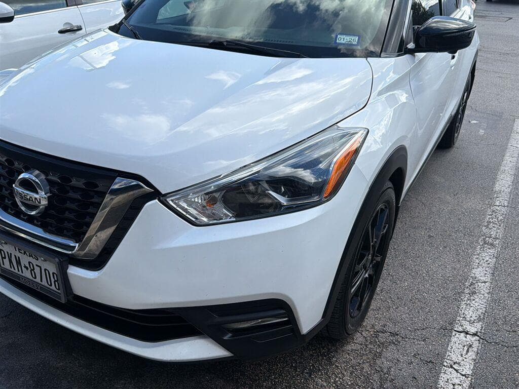 2020 Nissan Kicks SR — photo 1 of 6