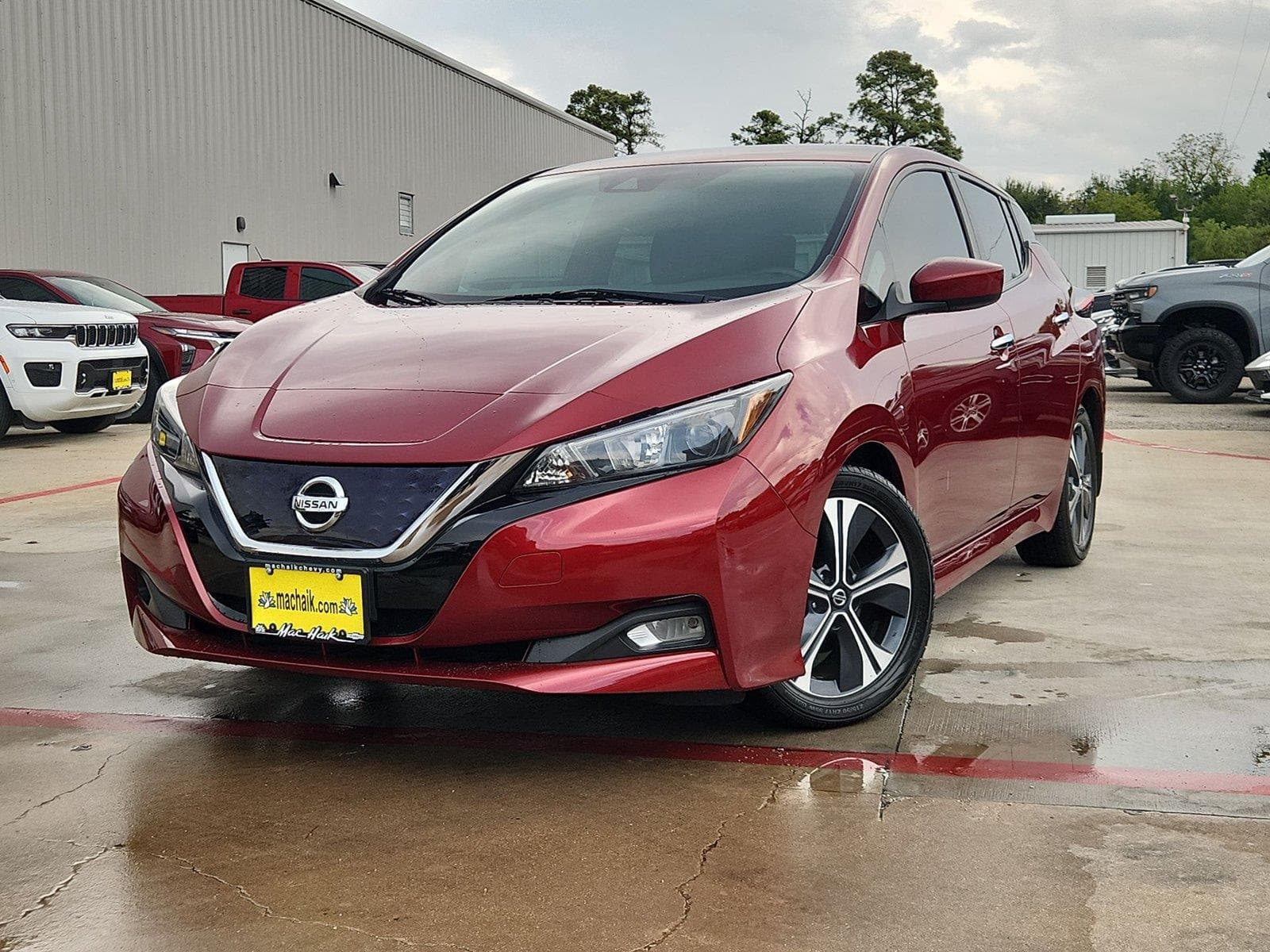 2022 Nissan LEAF SV — photo 1 of 32