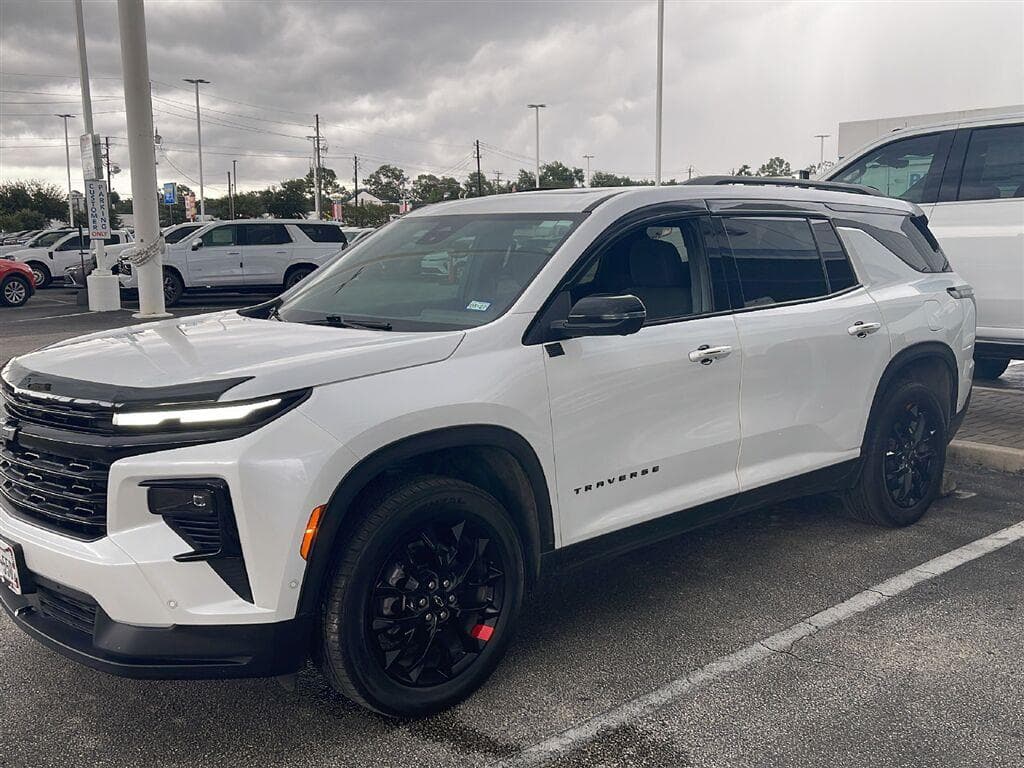 2024 Chevrolet Traverse FWD LT — photo 1 of 4
