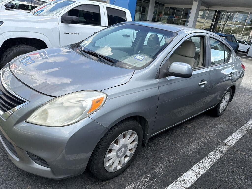 2014 Nissan Versa SV — photo 1 of 5