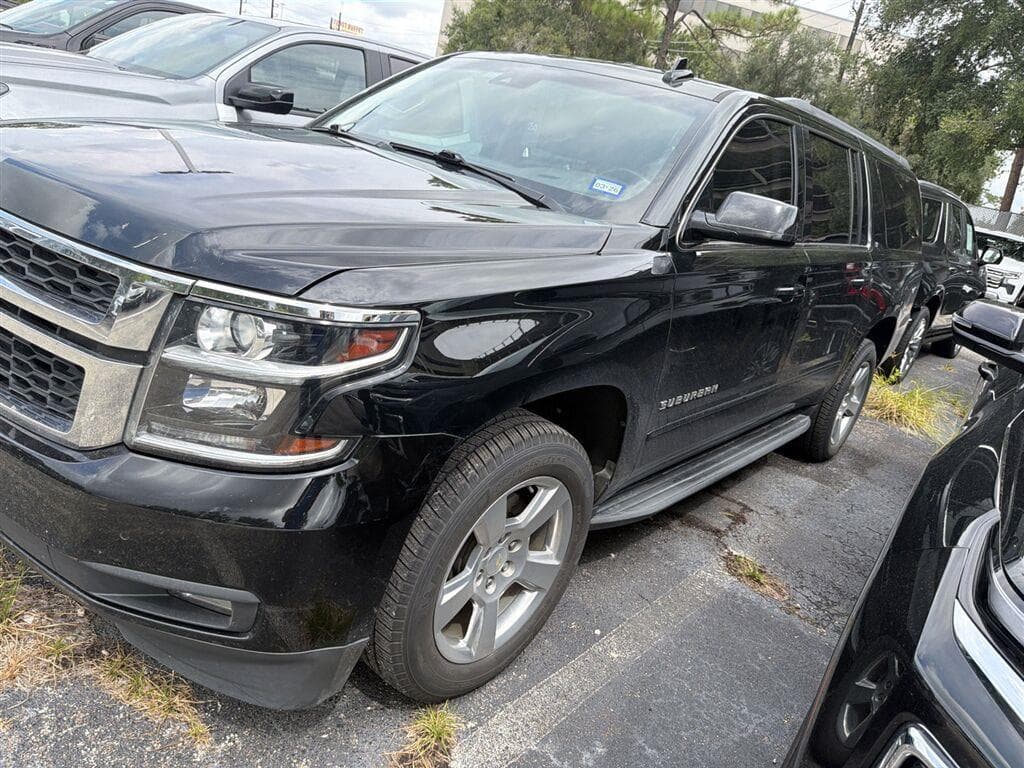2019 Chevrolet Suburban LT — photo 1 of 5