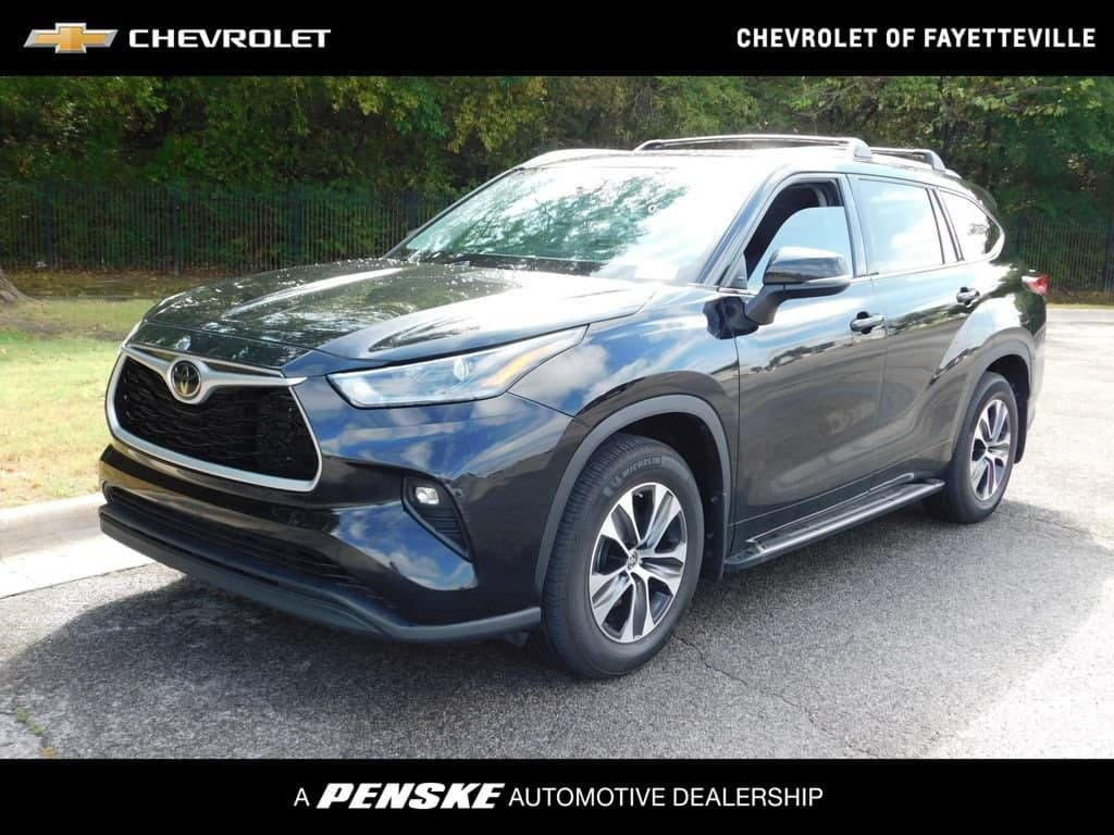 2021 Toyota Highlander XLE — photo 1 of 12