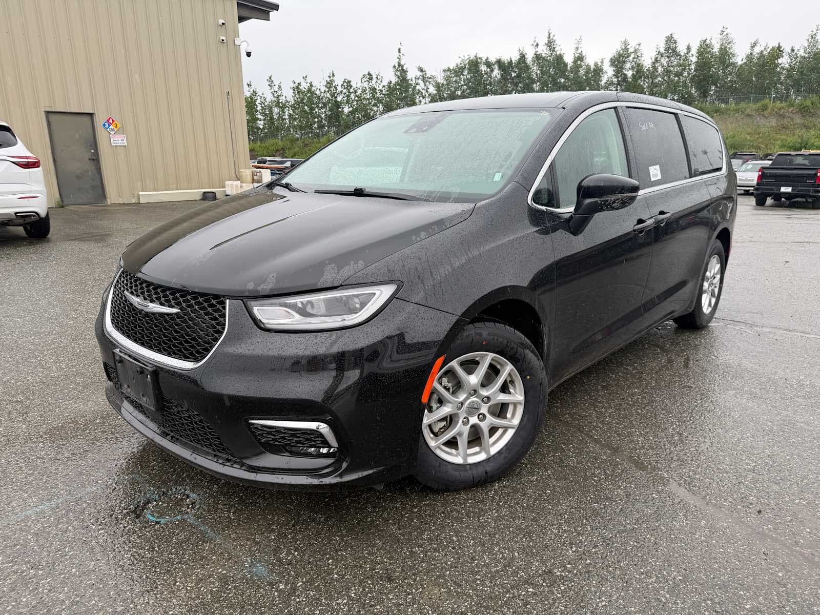2023 Chrysler Pacifica Touring L — photo 1 of 21