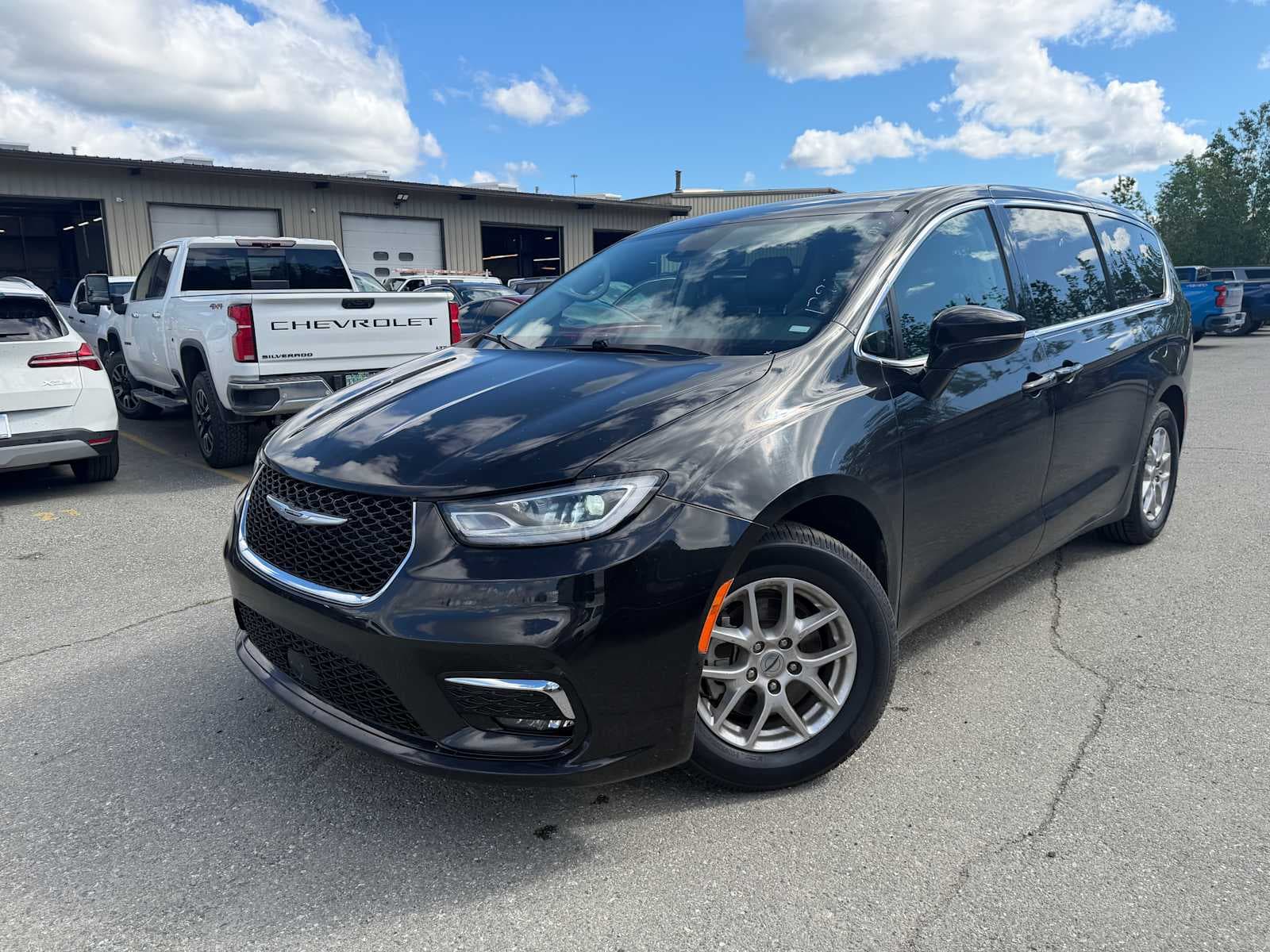 2024 Chrysler Pacifica Touring L — photo 1 of 21