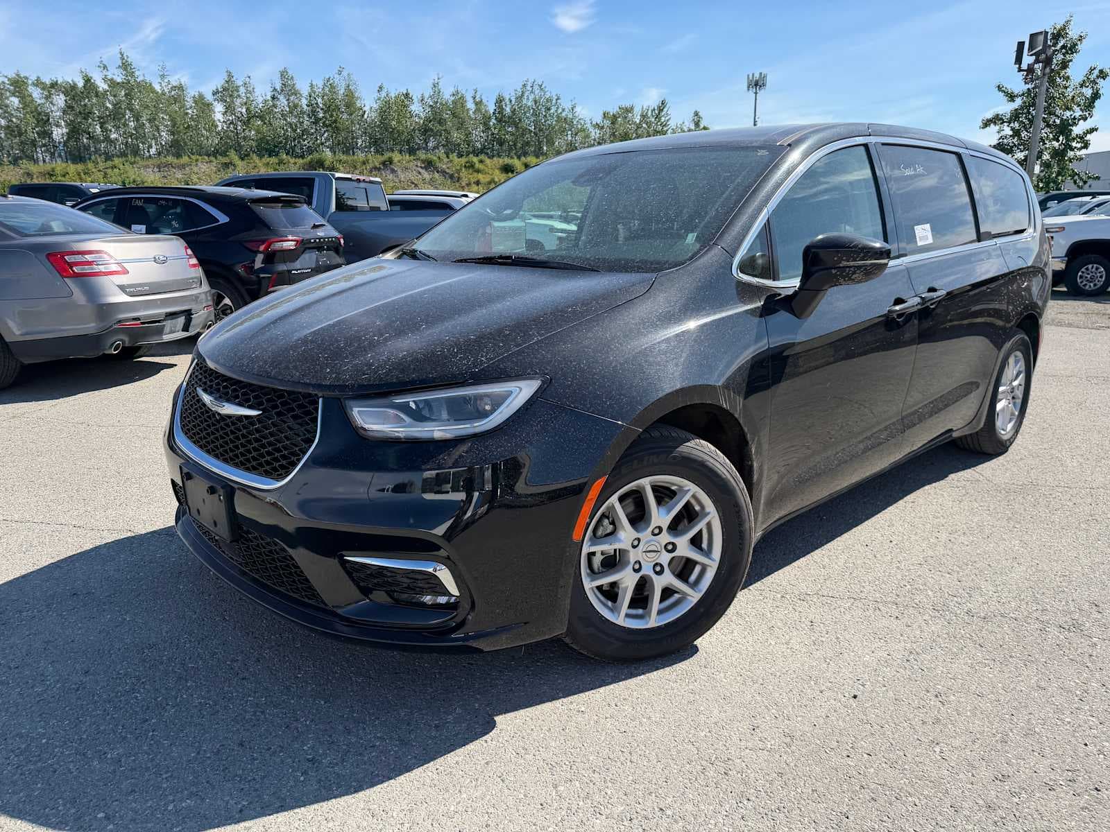 2023 Chrysler Pacifica Touring L — photo 1 of 23