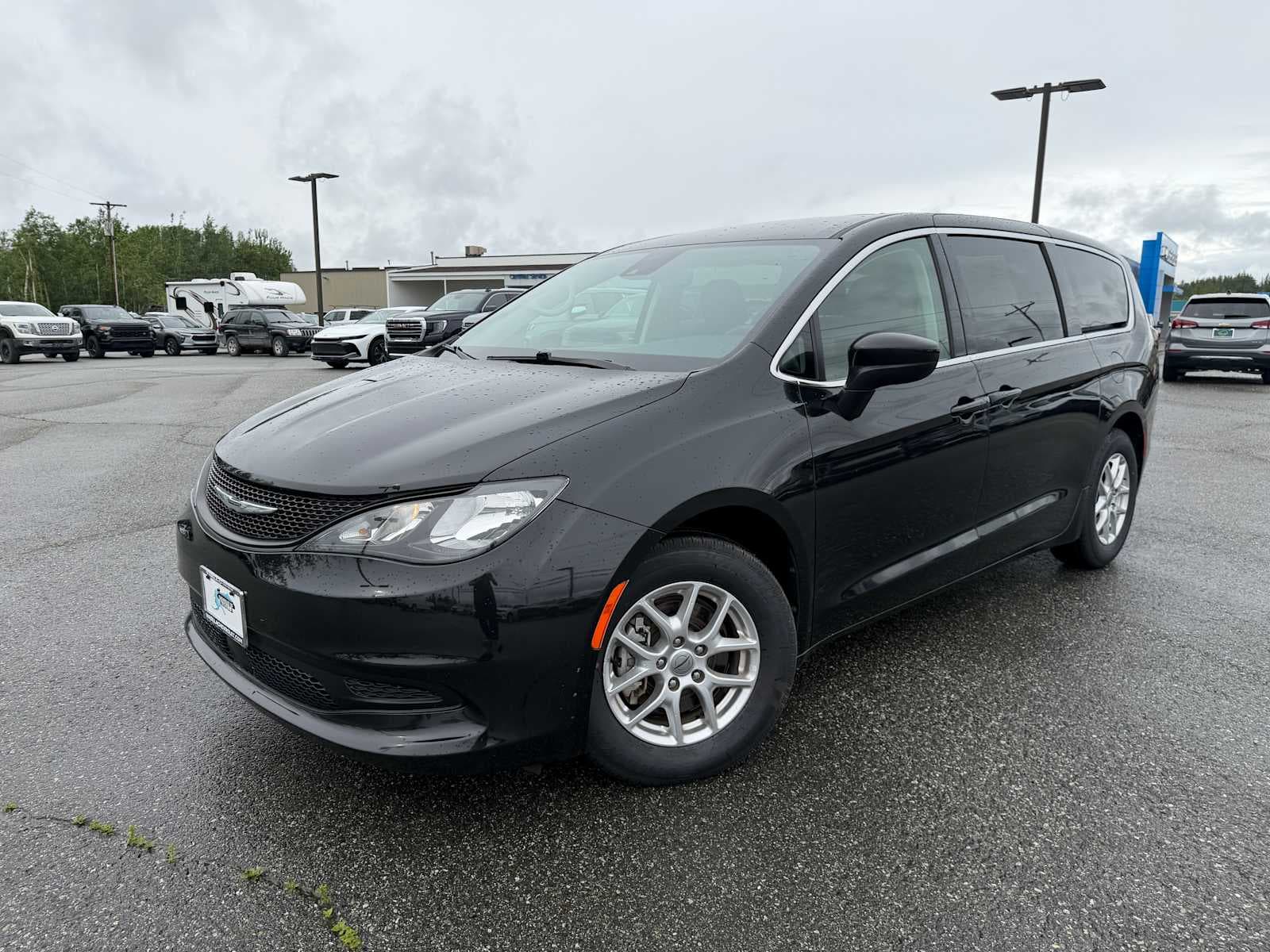 2023 Chrysler Voyager LX — photo 1 of 25