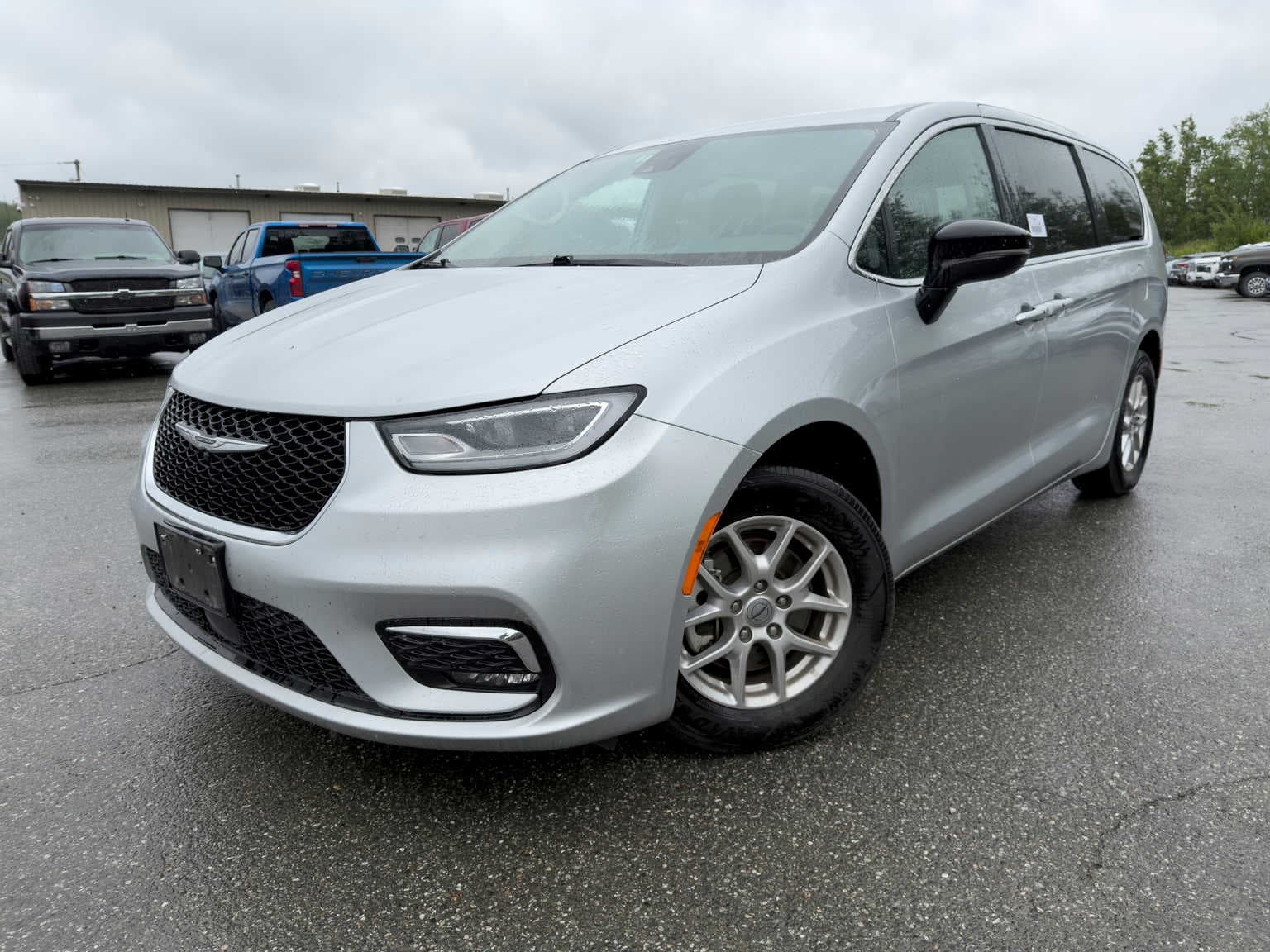 2024 Chrysler Pacifica Touring L — photo 1 of 33