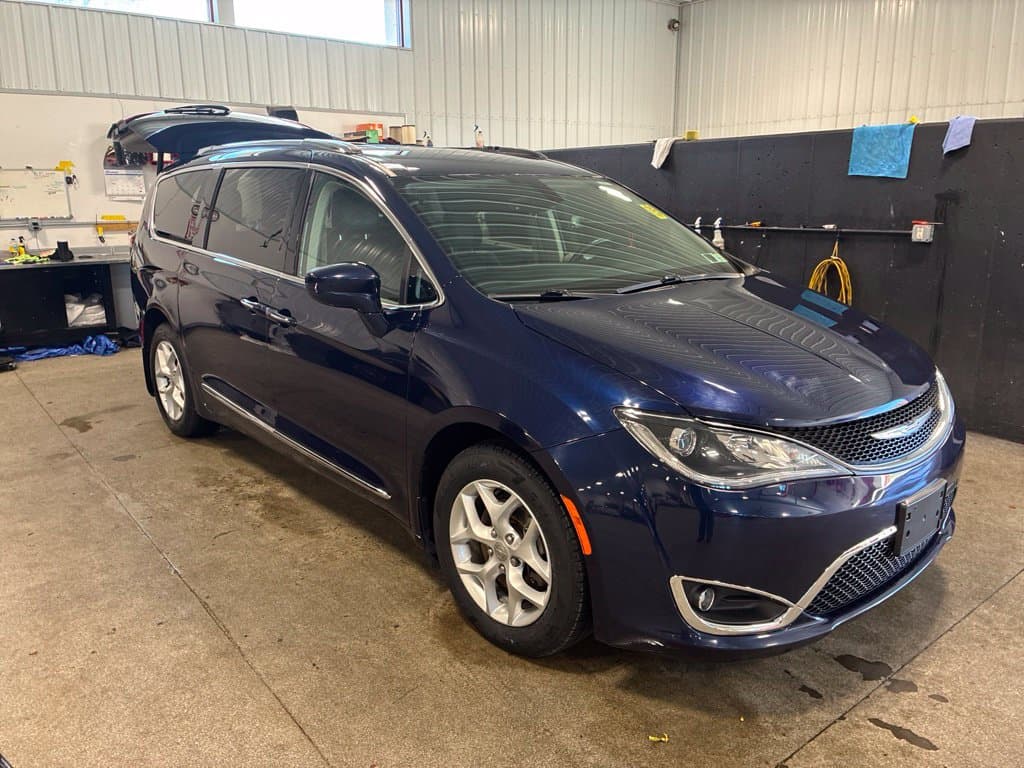 2017 Chrysler Pacifica Touring-L Plus — photo 1 of 4