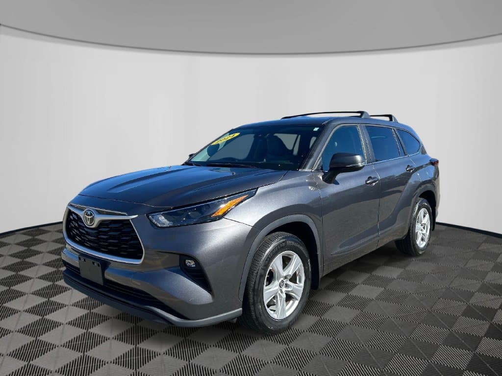 2024 Toyota Highlander LE — photo 1 of 32