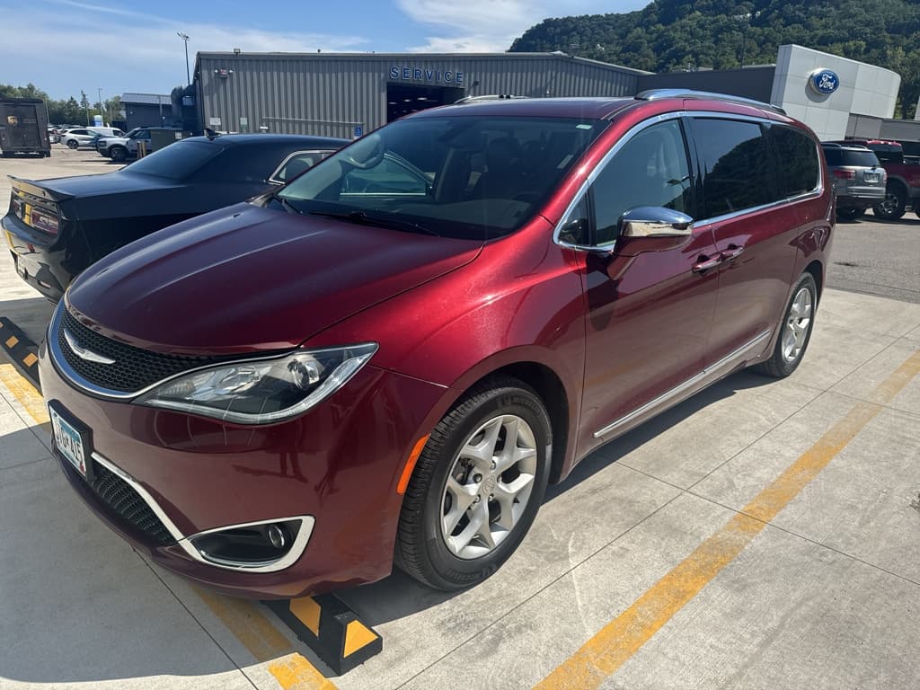 2019 Chrysler Pacifica Limited — photo 1 of 5