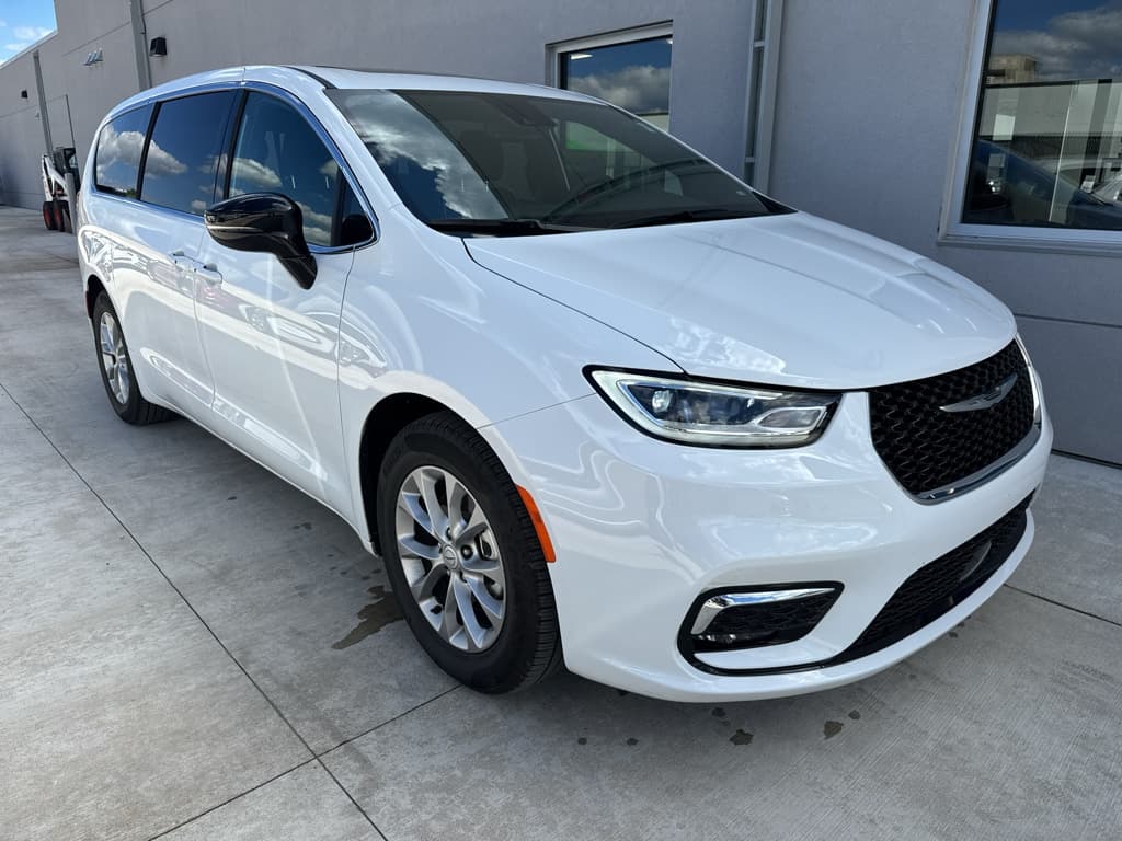 2026 Chrysler Pacifica Limited — photo 1 of 35