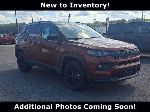 2022 Jeep Compass Latitude — photo 1 of 10