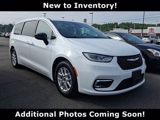 2024 Chrysler Pacifica Touring L — photo 1 of 10