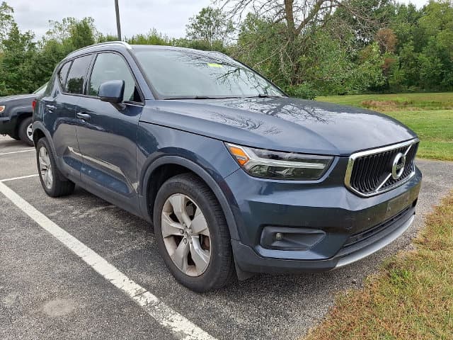 2022 Volvo XC40 Momentum — photo 1 of 6