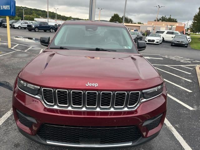 2022 Jeep Grand Cherokee Laredo — photo 1 of 2