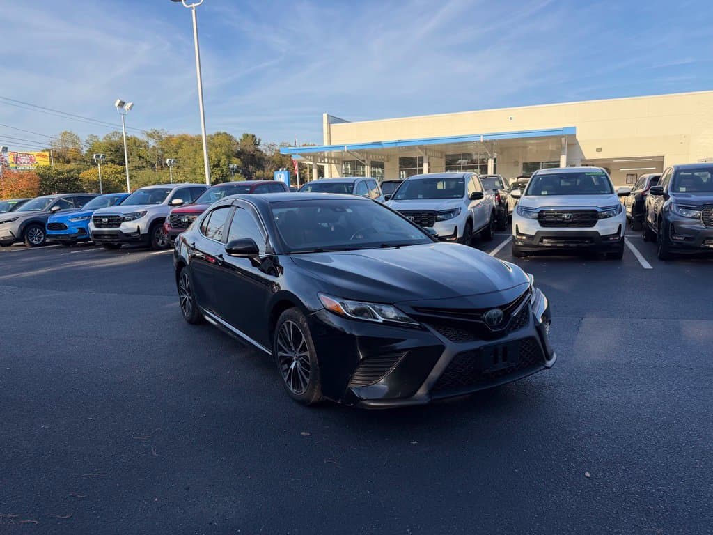 2019 Toyota Camry SE — photo 1 of 10