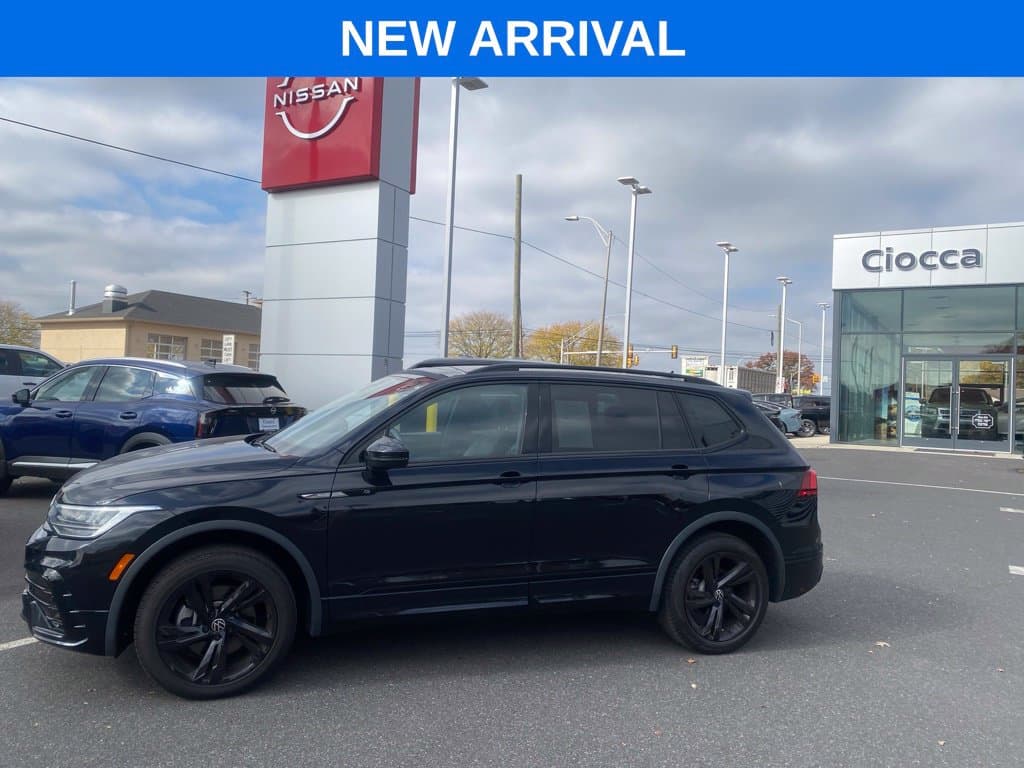 2023 Volkswagen Tiguan Base — photo 1 of 32