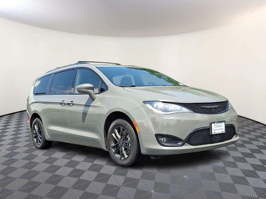 2020 Chrysler Pacifica Launch Edition — photo 1 of 35