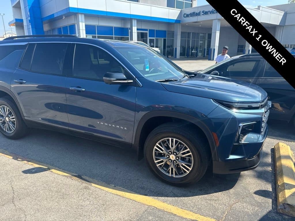 2026 Chevrolet Traverse FWD LT — photo 1 of 11