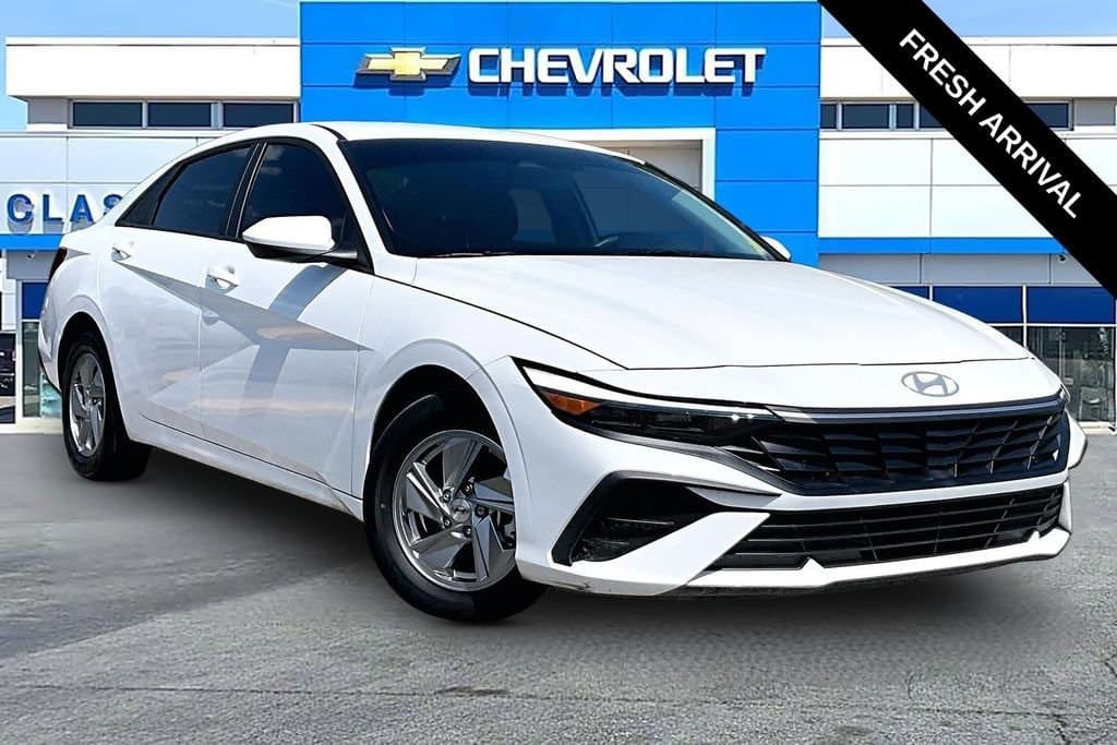 2024 Hyundai Elantra SE — photo 1 of 32