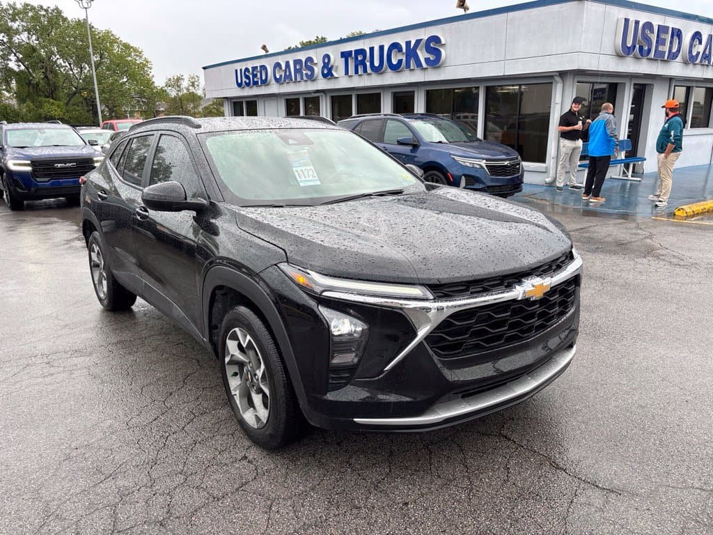 2025 Chevrolet Trax LT — photo 1 of 16