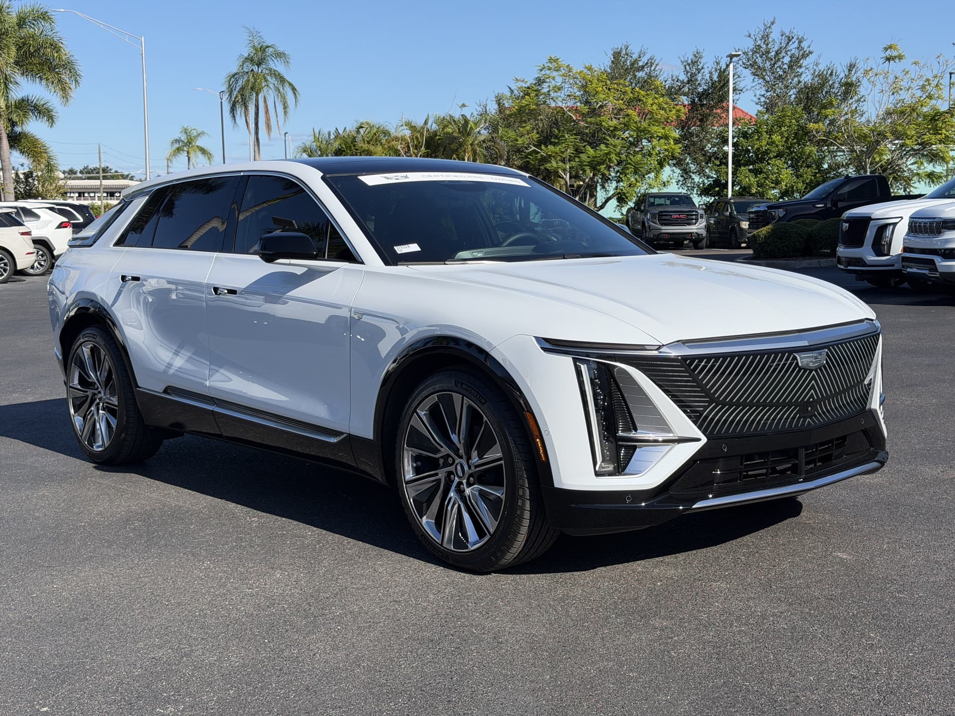 2027 Cadillac LYRIQ Signature Luxury — photo 1 of 37