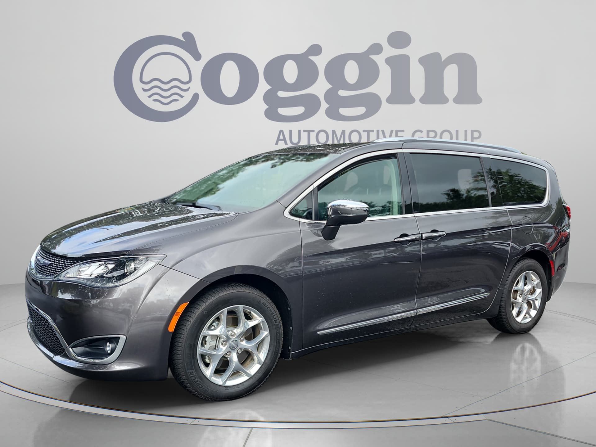 2017 Chrysler Pacifica Limited — photo 1 of 33